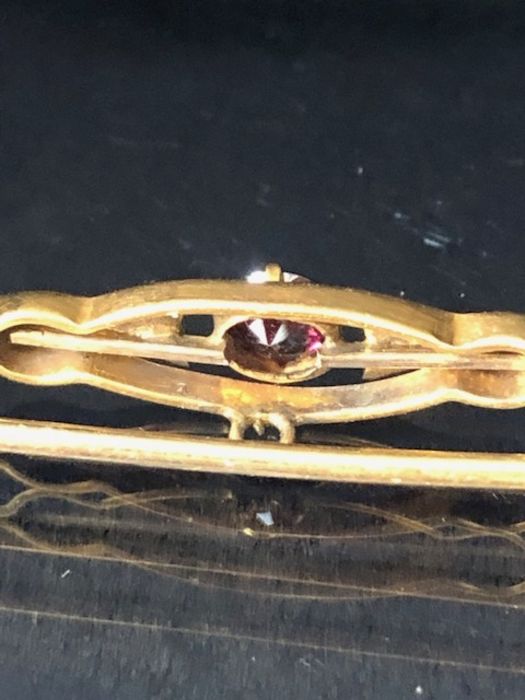 9ct Gold Garnet and seed pearl Brooch approx 5.5cm in length and 2.6g - Image 3 of 8