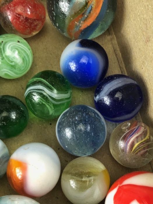 Antique marbles, collection of glass Victorian marbles to include bulls eyes and venetians, in a - Image 7 of 12