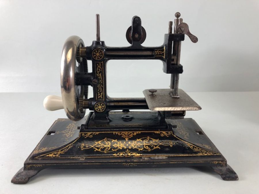 Sewing Machine, Antique child's portable sewing machine by Leigh and Crawford with cover - Image 4 of 7