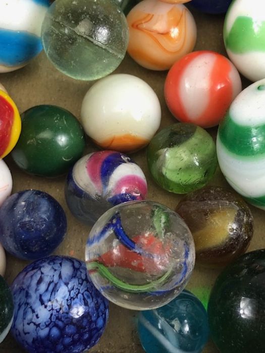 Antique marbles, collection of glass Victorian marbles to include bulls eyes and venetians, in a - Image 11 of 12