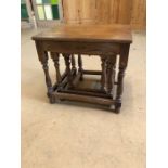 Furniture, Nest of 3 stacking oak occasional tables on turned spindle legs, the largest