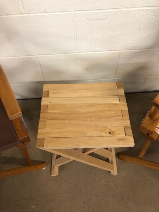 Furniture, 2 modern light wood folding directors chairs an a folding Chris cross occasional table - Image 3 of 4