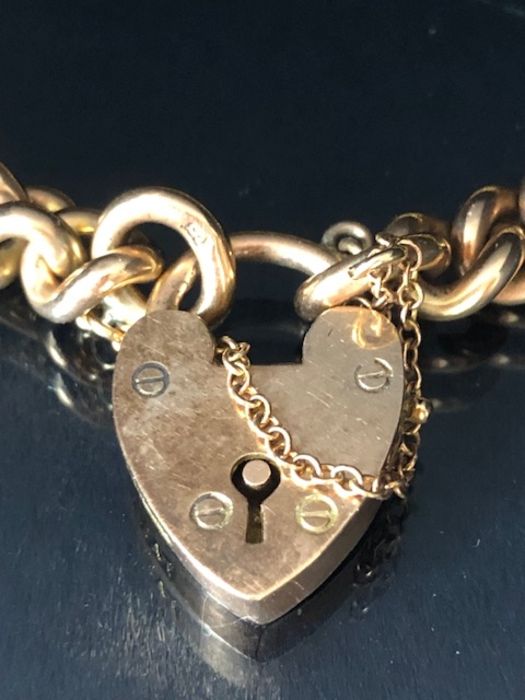 9ct Gold curb link bracelet with 9ct Gold heart shaped clasp and safety chain approx 16cm in - Image 2 of 3