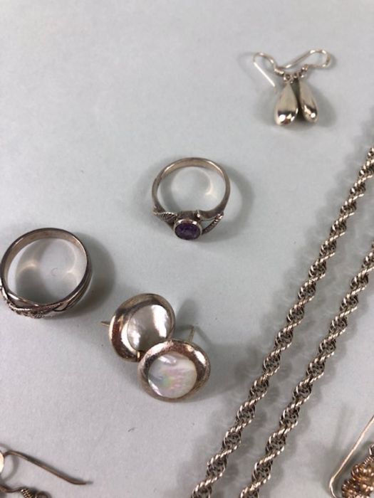 Silver jewellery, a quantity of silver 925 jewellery to include, rings, earrings, chains, etc - Image 3 of 6