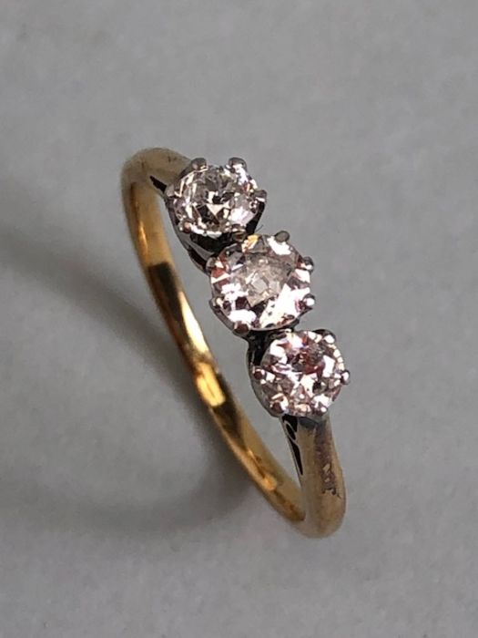 Three stone Diamond ring on yellow Gold size approx K - Image 2 of 5