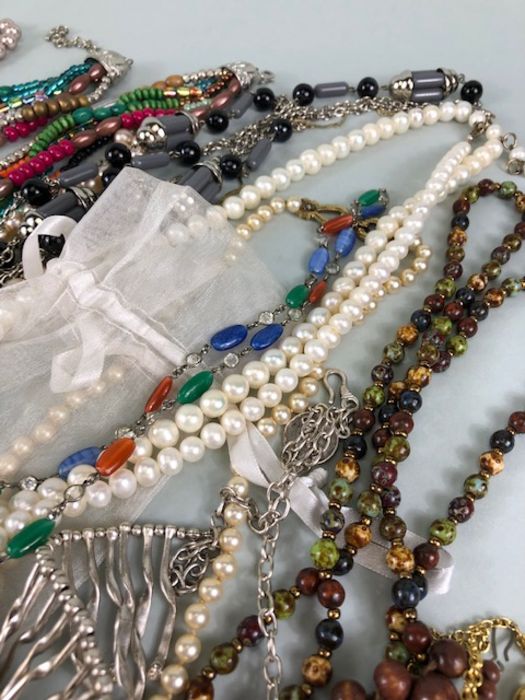 Costume jewellery, quantity of vintage costume jewellery to include strings of Pearls,strings of - Image 6 of 8