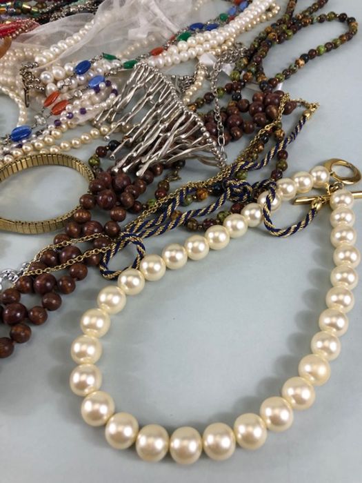 Costume jewellery, quantity of vintage costume jewellery to include strings of Pearls,strings of - Image 7 of 8