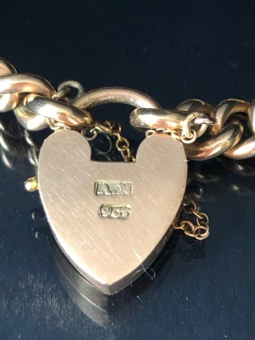 9ct Gold curb link bracelet with 9ct Gold heart shaped clasp and safety chain approx 16cm in - Image 3 of 3