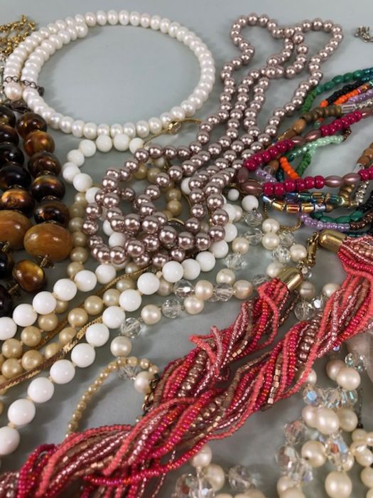 Costume jewellery, quantity of vintage costume jewellery to include strings of Pearls,strings of - Image 4 of 8