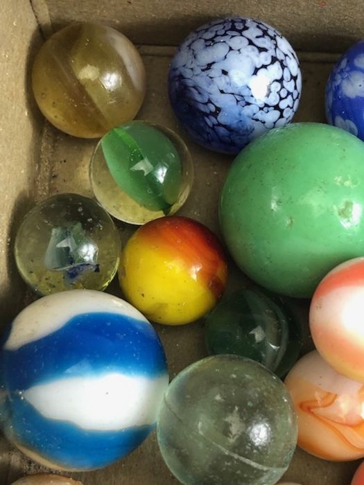 Antique marbles, collection of glass Victorian marbles to include bulls eyes and venetians, in a - Image 2 of 12