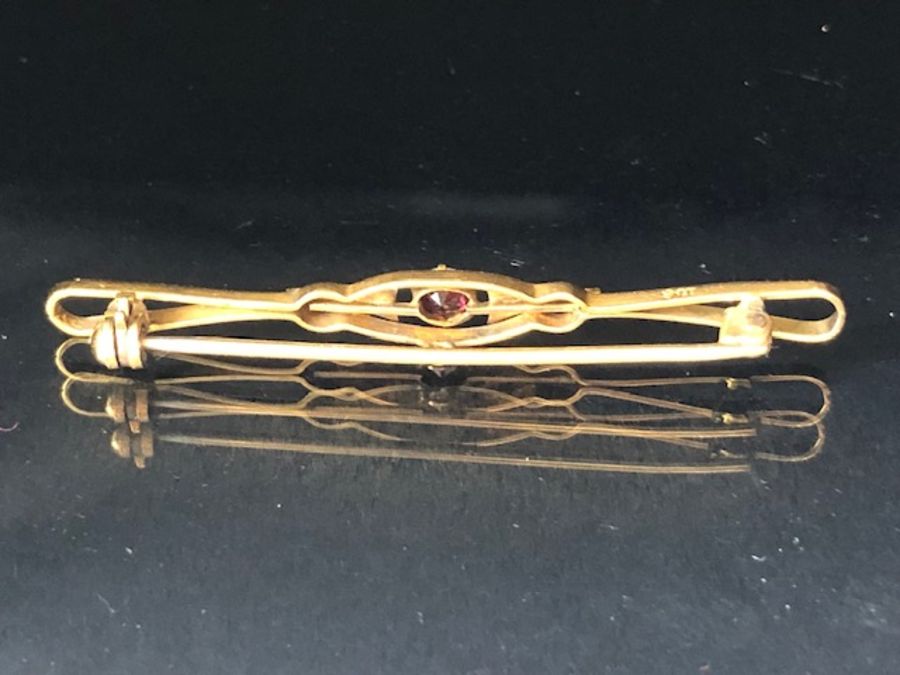 9ct Gold Garnet and seed pearl Brooch approx 5.5cm in length and 2.6g - Image 2 of 8