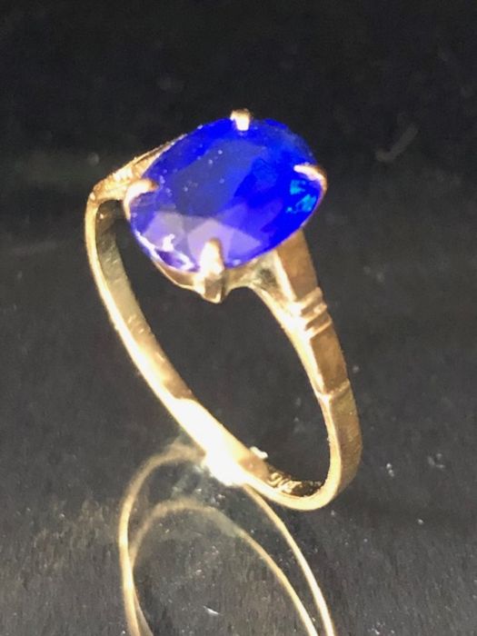 9ct Gold ring set with a single Blue faceted stone in claw setting size approx J