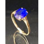 9ct Gold ring set with a single Blue faceted stone in claw setting size approx J