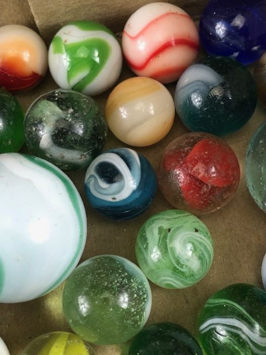 Antique marbles, collection of glass Victorian marbles to include bulls eyes and venetians, in a - Image 5 of 12