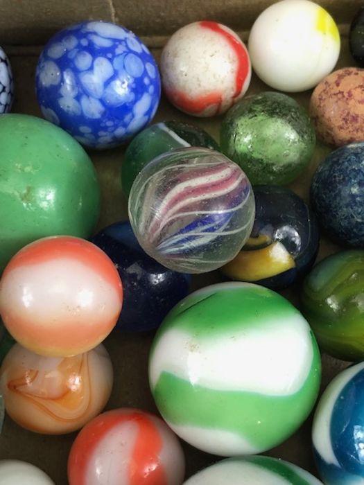 Antique marbles, collection of glass Victorian marbles to include bulls eyes and venetians, in a - Image 3 of 12