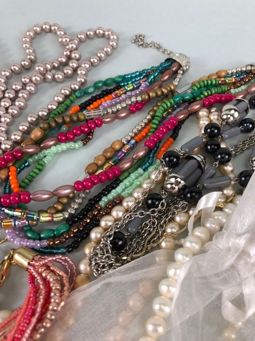 Costume jewellery, quantity of vintage costume jewellery to include strings of Pearls,strings of - Image 5 of 8