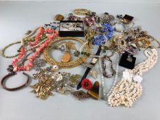 Costume Jewellery, a Quantity of vintage costume jewellery to include strings bead s, broaches