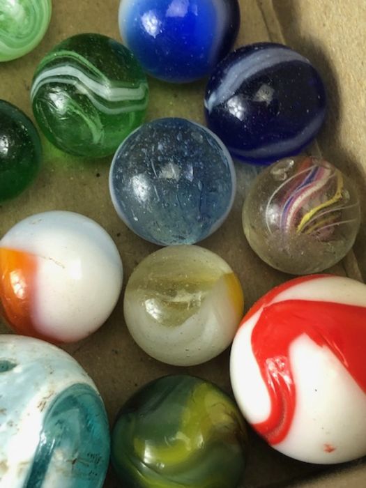 Antique marbles, collection of glass Victorian marbles to include bulls eyes and venetians, in a - Image 8 of 12