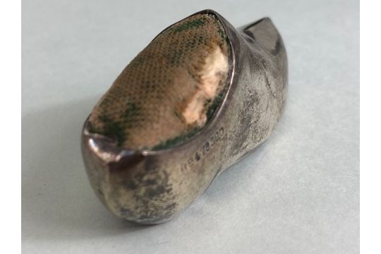 Silver English, silver pin cushion in the highly unusual shape of a clog, Birmingham hallmark for - Image 2 of 8