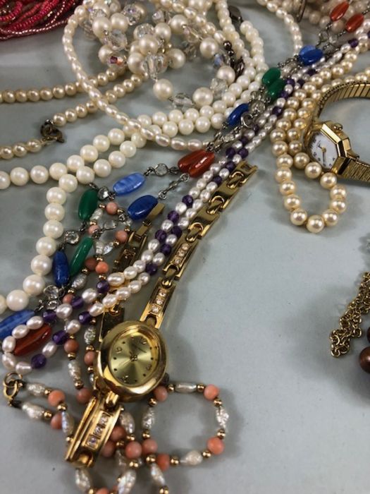 Costume jewellery, quantity of vintage costume jewellery to include strings of Pearls,strings of - Image 8 of 8
