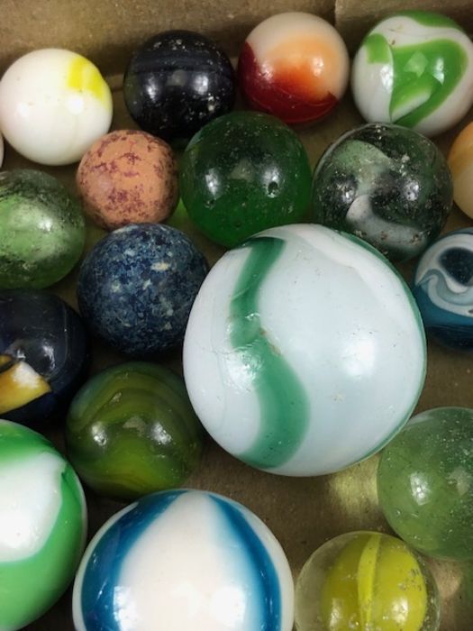 Antique marbles, collection of glass Victorian marbles to include bulls eyes and venetians, in a - Image 4 of 12