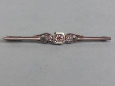 14ct white gold and bar brooch set with 5 diamonds, in the art deco style Approximately 4.79g