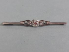 14ct white gold and bar brooch set with 5 diamonds, in the art deco style Approximately 4.79g