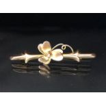 9ct Gold Double Clover leaf bar brooch approx 4cm in length