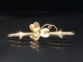 9ct Gold Double Clover leaf bar brooch approx 4cm in length