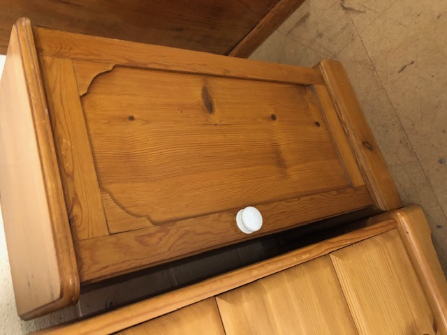 Modern pine chest of five drawers and a pine bedside cabinet - Image 5 of 6