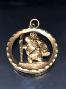 9ct fully hallmarked St Christopher pendant approx 3cm in diameter and 6.4g