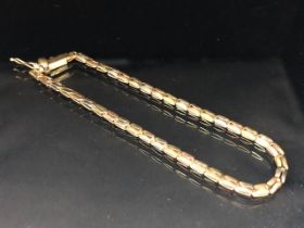 9ct gold bracelet with hollow pierced square form links approx 18cm in length and 3.6g