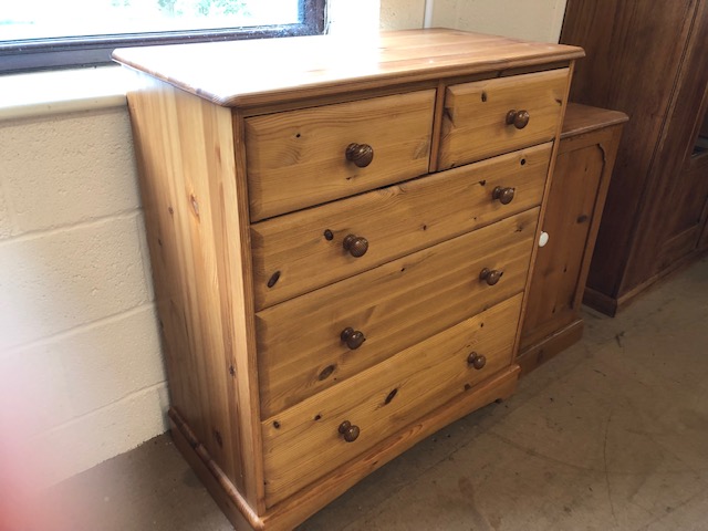 Modern pine chest of five drawers and a pine bedside cabinet - Image 2 of 6