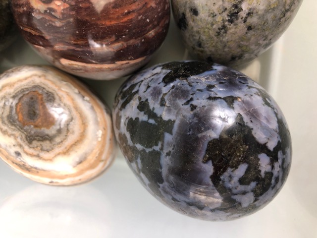 Crystal/ Geological interest, collection of large polished stone specimens in the shape of eggs , to - Image 2 of 8