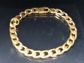 18ct Gold curb link bracelet stamped 750 with good clasp approx 21cm in length and 39.6g