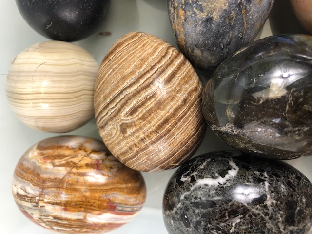 Crystal/ Geological interest, collection of large polished stone specimens in the shape of eggs , to - Image 7 of 8