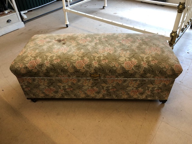 Large upholstered ottoman, approx 145cm x 62cm x 57cm - Image 2 of 10