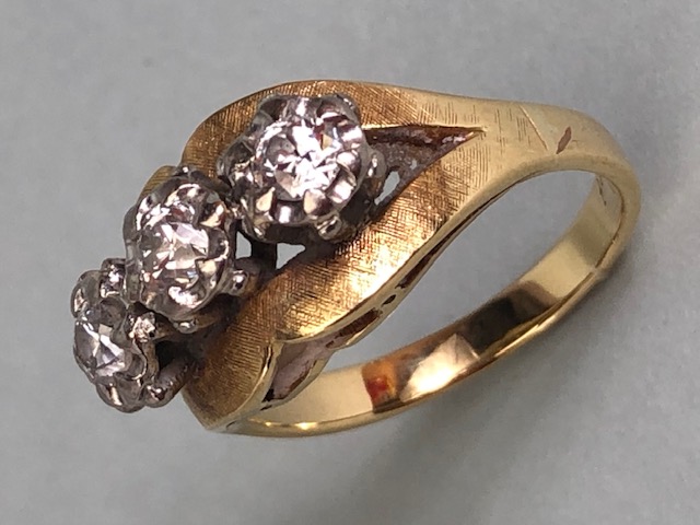 18ct Gold three stone Diamond ring size approx 'P' and 6.3g