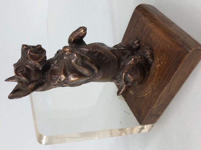 Pair of vintage cast Bronze bookends depicting Scotty dogs/ Scottish Terriers sat on wooden - Image 6 of 9