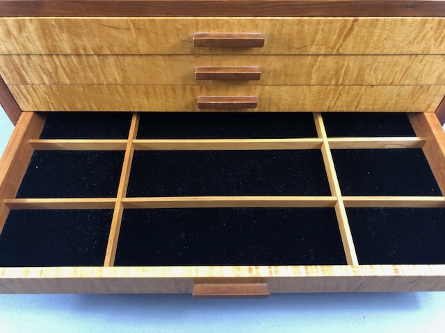 Collectors Cabinet, Vintage polished Maple wood collectors cabinet, suitable for coins medals etc, - Image 10 of 12
