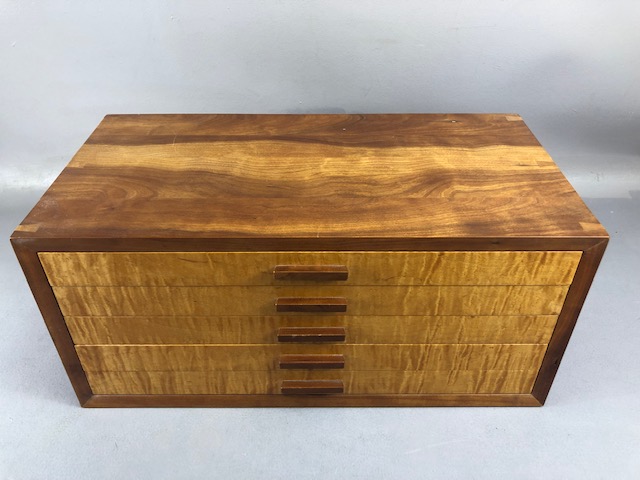 Collectors Cabinet, Vintage polished Maple wood collectors cabinet, suitable for coins medals etc, - Image 2 of 12