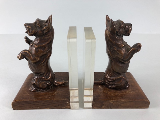 Pair of vintage cast Bronze bookends depicting Scotty dogs/ Scottish Terriers sat on wooden - Image 2 of 9