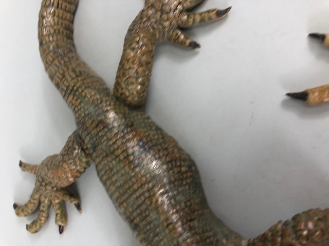 Pottery sculpture, two naturalistic art sculptures of large monitor lizards one brown one green - Image 7 of 11