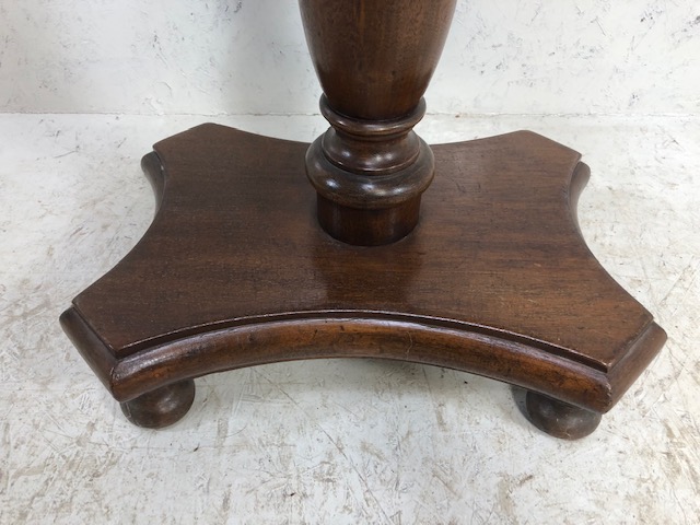 Victorian oval mahogony side table on turned colomn support and four turned feet to base - Image 4 of 5