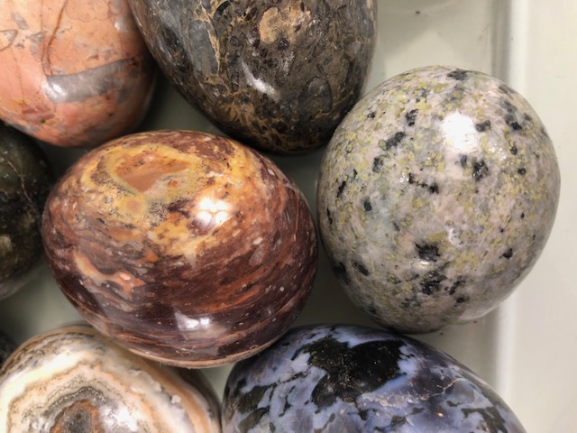 Crystal/ Geological interest, collection of large polished stone specimens in the shape of eggs , to - Image 3 of 8