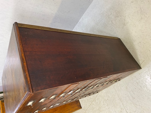 Dark stained oak specimen cabinet with two flights of 14 narrow drawers with metal cup handles - Image 9 of 13