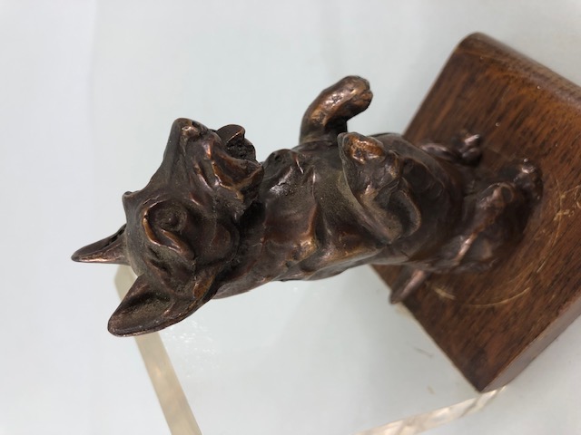 Pair of vintage cast Bronze bookends depicting Scotty dogs/ Scottish Terriers sat on wooden - Image 5 of 9