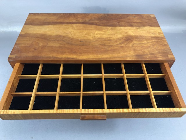 Collectors Cabinet, Vintage polished Maple wood collectors cabinet, suitable for coins medals etc, - Image 6 of 12