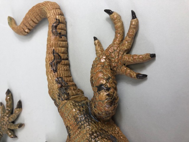 Pottery sculpture, two naturalistic art sculptures of large monitor lizards one brown one green - Image 4 of 11