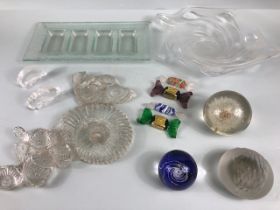 Art studio glass, a collection of studio glass items to include signed glass charger of swirl